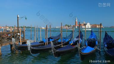 威尼斯狭长小船意大利海中